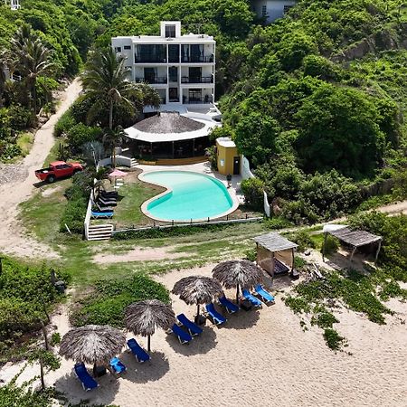 Manta Raya Hotel - Right On The Beach Cuatunalco Exterior photo