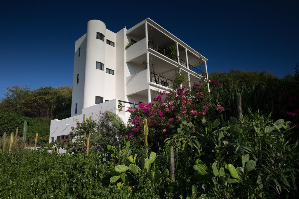 Manta Raya Hotel - Right On The Beach Cuatunalco Exterior photo